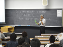 講師の道管氏を紹介する中沢教授