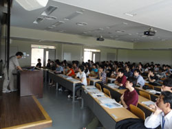 講義を聴く学生