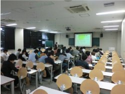 写真1:パワーポイントによる講習状況1