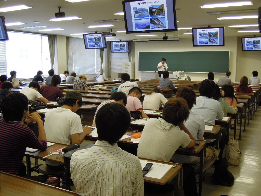 写真2:約60名の学生が聴講