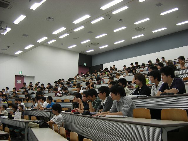 写真4:講義を聴講する学生
