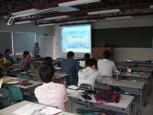 講義を聴講する学生