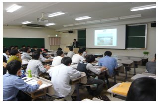 熱心に聴講する2回生、3回生 65名