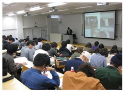 講義を聴講する学生