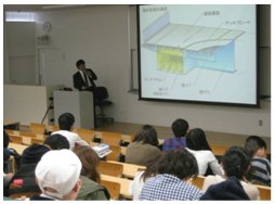 講義を聴講する学生