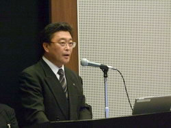 野呂委員長による報告
