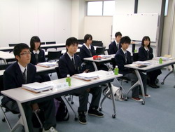 熱心に耳を傾ける生徒さんたち