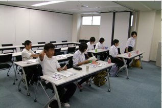 熱心に耳を傾ける生徒さんたち