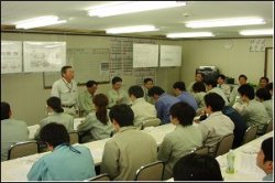 写真1:吉田現場代理人による工事概要説明