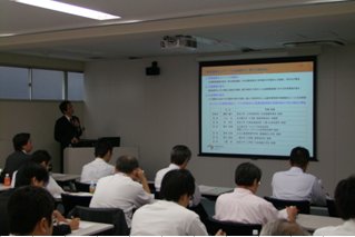 菅様による講演