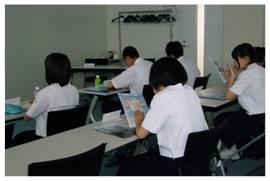 熱心に耳を傾ける生徒さんたち