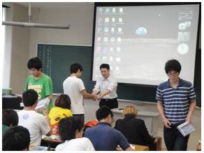 クイズの勝者へ景品の授与