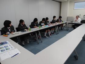 熱心に耳を傾ける生徒さんたち