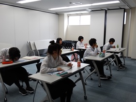 熱心に耳を傾ける生徒さんたち